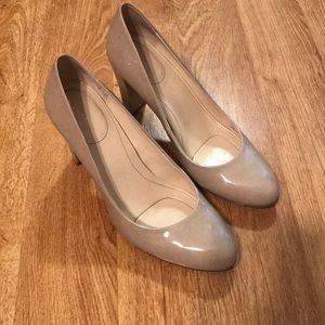 Beige patent leather block heel pumps